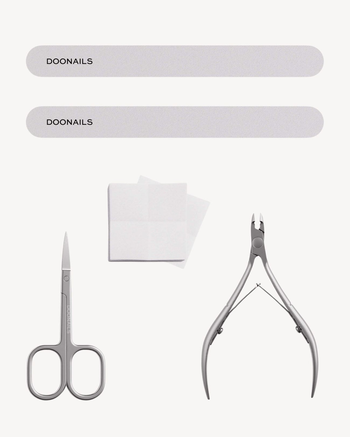 Nagelzubehör Set auf beigem Hintergrund