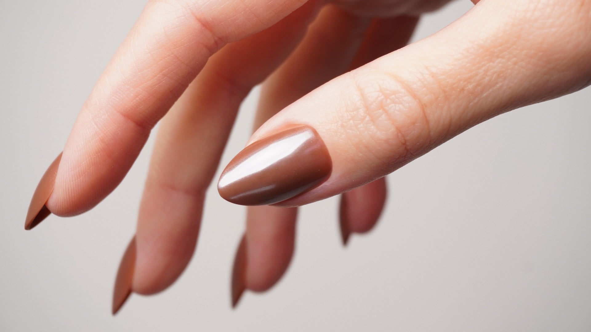 Promi-inspirierte Nageldesigns: So bekommst du den Look von Hailey Bieber und Co. - Doonails Switzerland