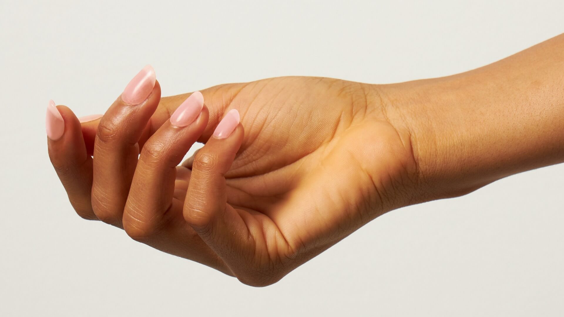 Verfärbte Stellen auf dem Naturnagel? Das könnte ein Greenie sein! - Doonails Switzerland
