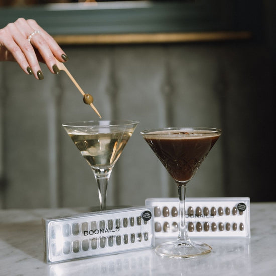 Espresso Martini mit passenden Soft Gel Press Ons von Doonails