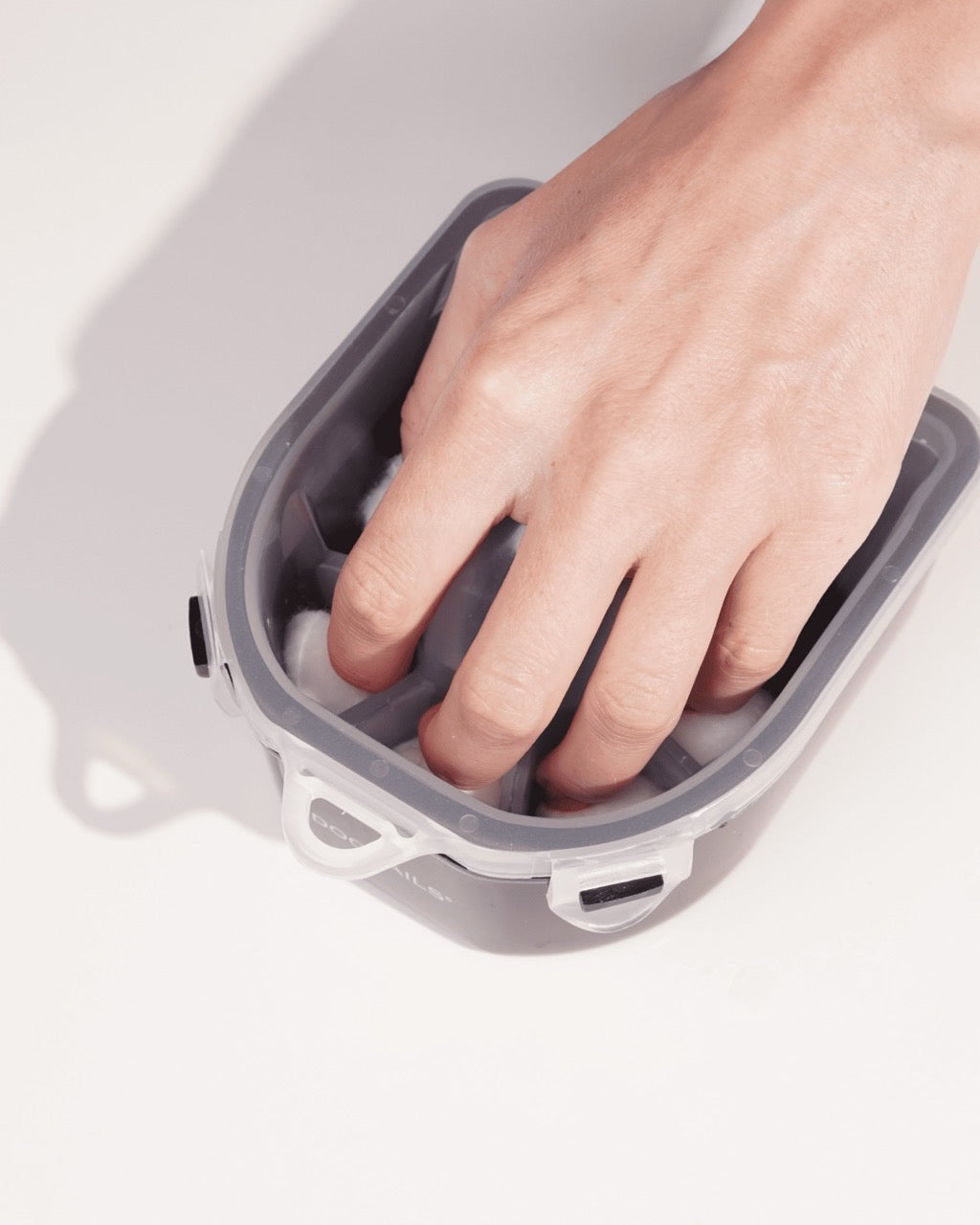 Entferner Wattebällchen in der Bowl mit einer Hand