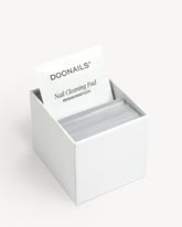 Reinigungstücher auf beigem Hintergrund