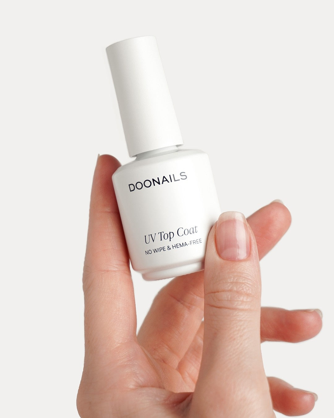 UV Top Coat in der Hand