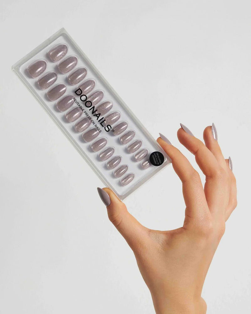 Grey Cat Eye Medium Round Soft Gel Press Ons - Doonails Switzerland