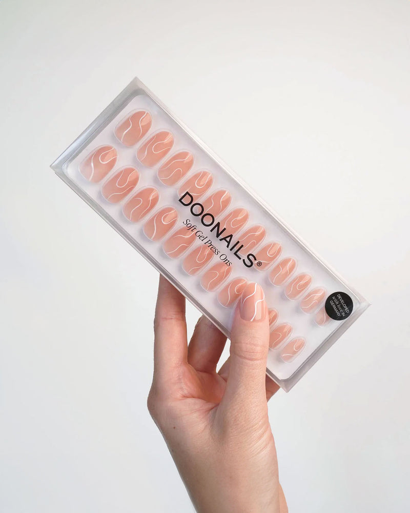 White Swirl Medium Round Soft Gel Press Ons - Doonails Switzerland